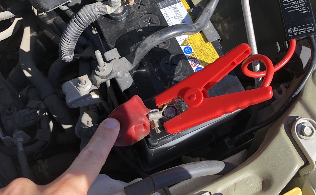 画像で解説！バッテリー上がり時のスターターのつなぎ方、使い方 弥富自動車
